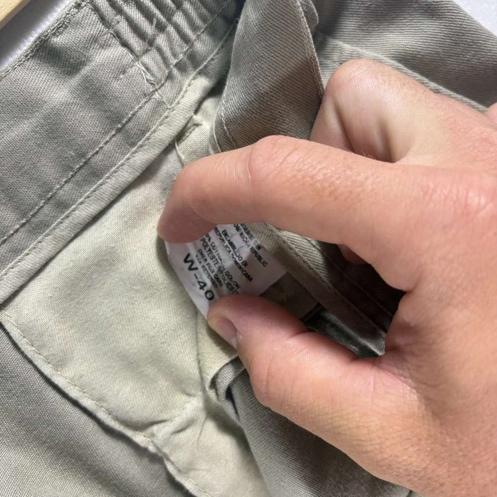 Van Heusen Men's Pleated Khaki Chino Shorts Elastic Waist Size 40 Classic Casual